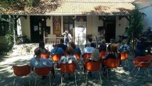 Književna beseda u dvorištu kolonije